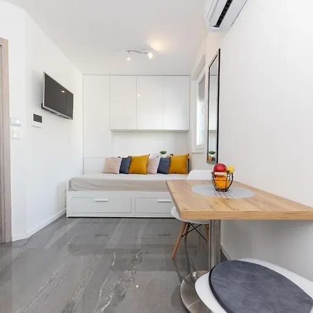 Apartamento New For 2, Free Private Garage Spot, Wi-fi, 200 M From Mall Of *