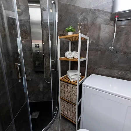 Apartamento New For 2, Free Private Garage Spot, Wi-fi, 200 M From Mall Of Split