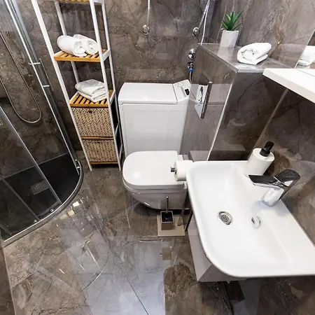 New For 2, Free Private Garage Spot, Wi-fi, 200 M From Mall Of Apartamento