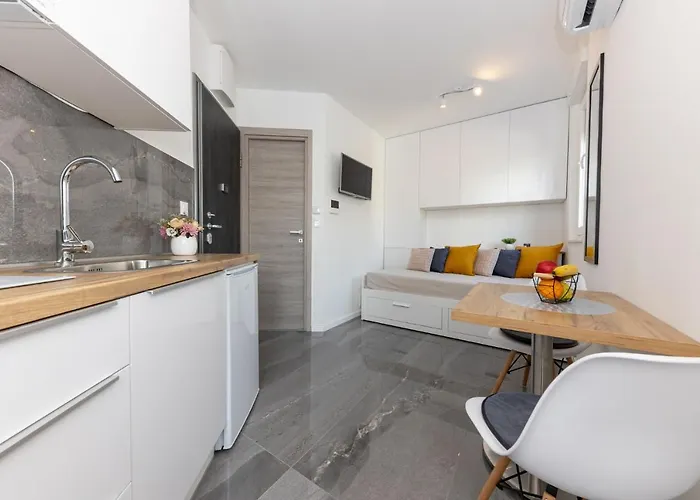New For 2, Free Private Garage Spot, Wi-fi, 200 M From Mall Of 아파트