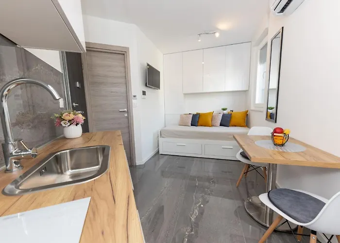 New For 2, Free Private Garage Spot, Wi-fi, 200 M From Mall Of *