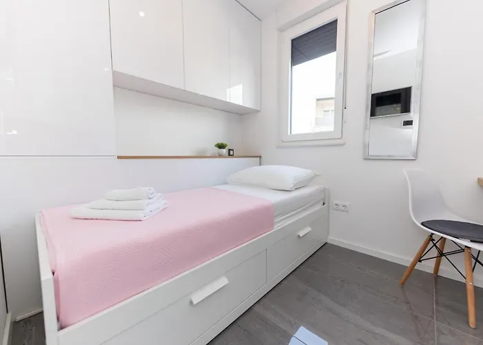 아파트 New For 2, Free Private Garage Spot, Wi-fi, 200 M From Mall Of 스플리트