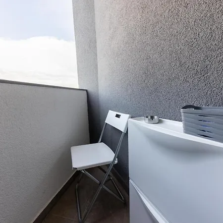 Apartman New For 2, Free Private Garage Spot, Wi-fi, 200 M From Mall Of *