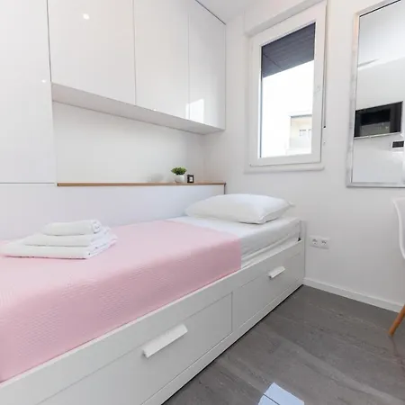 Apartamento New For 2, Free Private Garage Spot, Wi-fi, 200 M From Mall Of Split