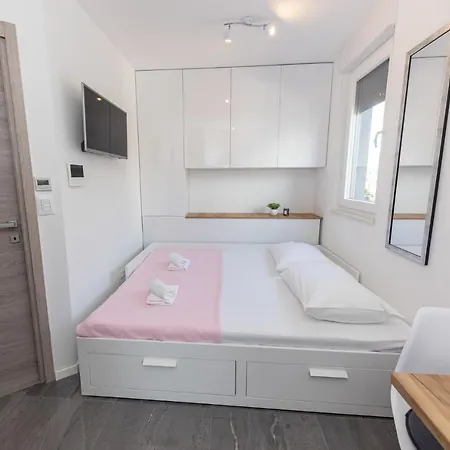 Apartman New For 2, Free Private Garage Spot, Wi-fi, 200 M From Mall Of *