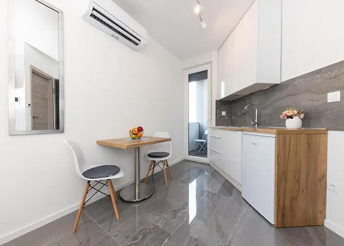 New For 2, Free Private Garage Spot, Wi-fi, 200 M From Mall Of *