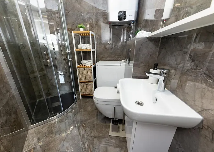 New For 2, Free Private Garage Spot, Wi-fi, 200 M From Mall Of Apartamento *