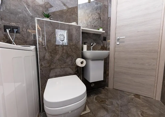 New For 2, Free Private Garage Spot, Wi-fi, 200 M From Mall Of Apartamento Split