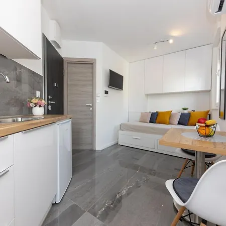 New For 2, Free Private Garage Spot, Wi-fi, 200 M From Mall Of דירה