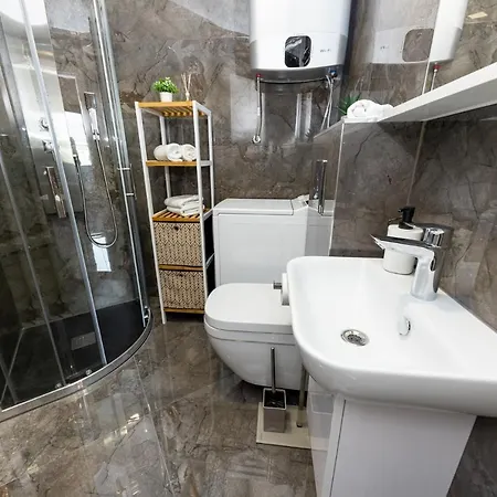 New For 2, Free Private Garage Spot, Wi-fi, 200 M From Mall Of דירה *