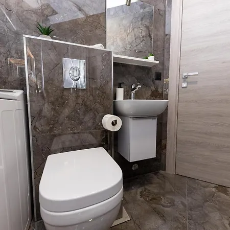 New For 2, Free Private Garage Spot, Wi-fi, 200 M From Mall Of דירה ספליט