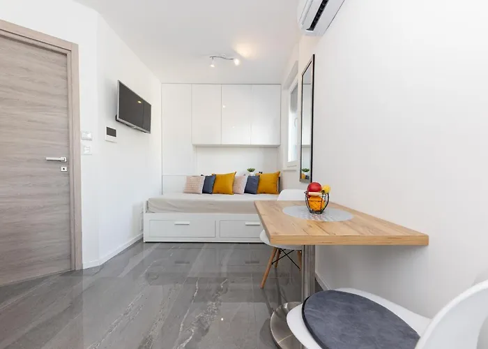 Apartment New For 2, Free Private Garage Spot, Wi-fi, 200 M From Mall Of *