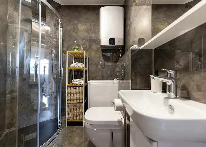 New For 2, Free Private Garage Spot, Wi-fi, 200 M From Mall Of Apartment Split