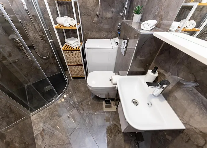 New For 2, Free Private Garage Spot, Wi-fi, 200 M From Mall Of Apartment
