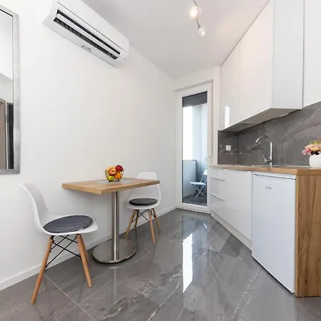 New For 2, Free Private Garage Spot, Wi-fi, 200 M From Mall Of *